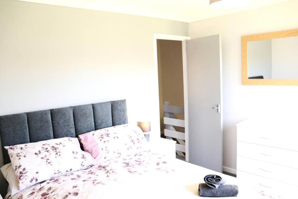 Corton Retreats At Waterside Park Villa Ngoại thất bức ảnh
