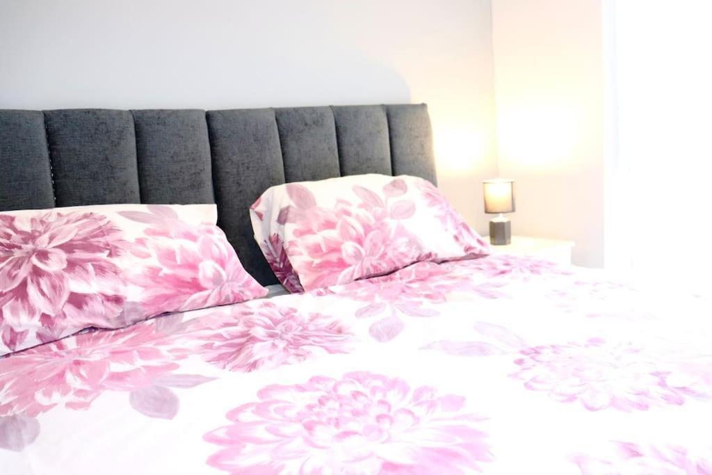 Corton Retreats At Waterside Park Villa Ngoại thất bức ảnh